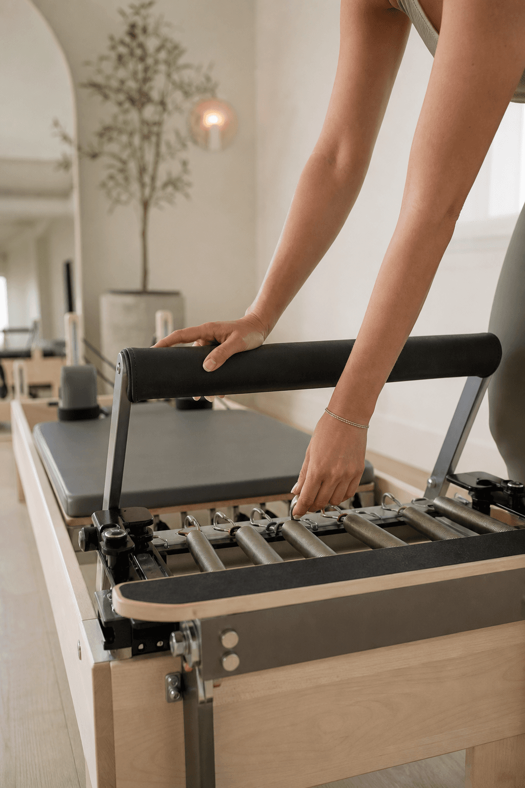 Präzise Einstellung der Federn an einem Pilates Reformer